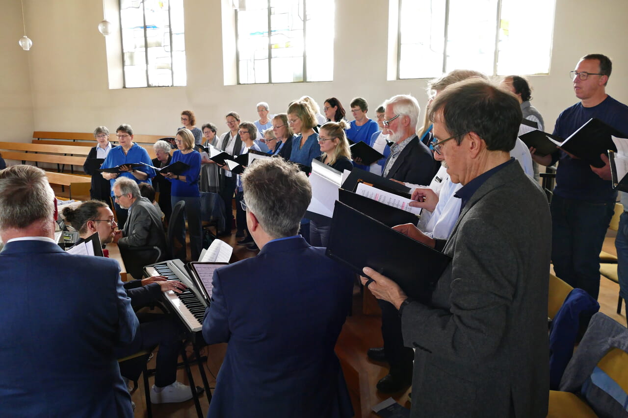 Der Bach-Chor Siegen gestaltete den Gottesdienst musikalisch mit.